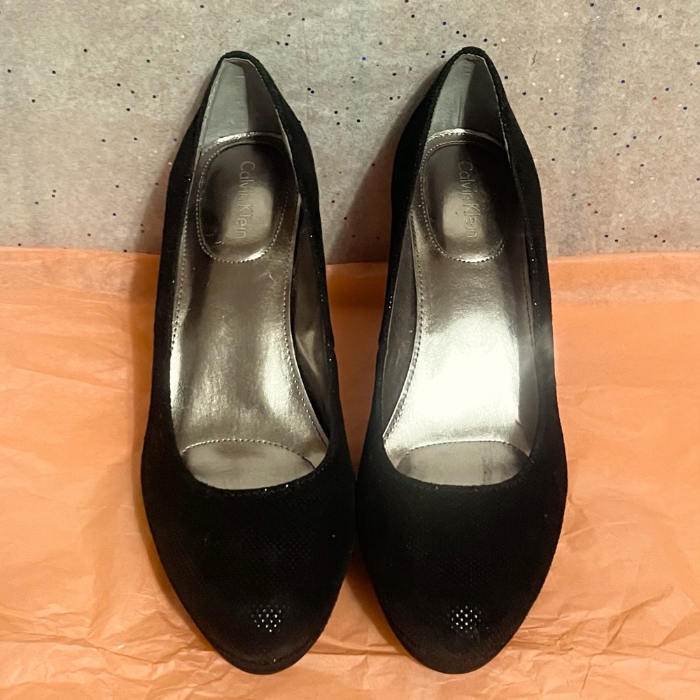 Beautiful heels never used, no scratches. Is size 6 but fit me a little tight